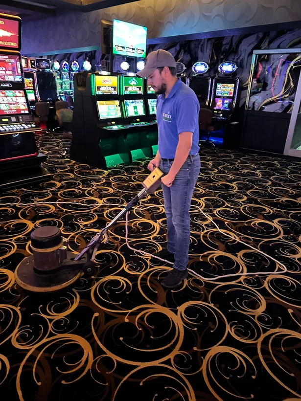 Lavado de alfombra de casino con equipo de extracción