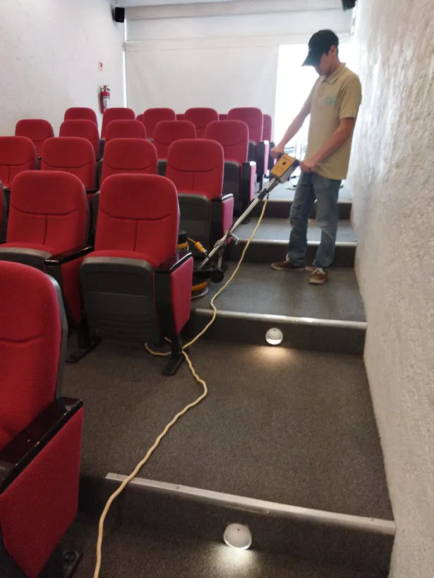 Limpieza de butacas y alfombra de teatro