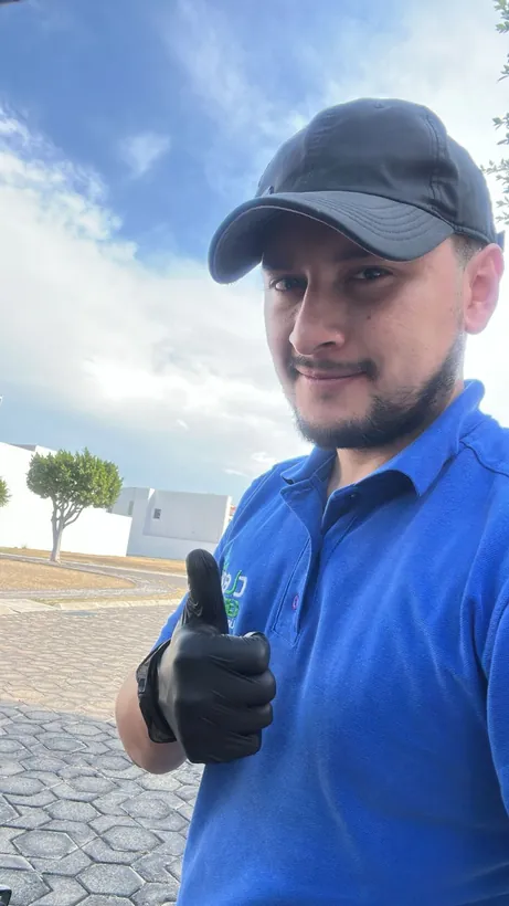 Técnico de Clean Fresh listo para el servicio